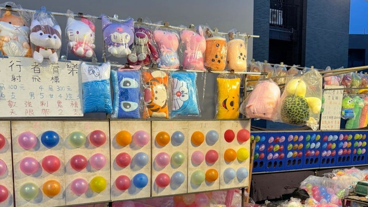 來到夜市除了吃美食，也有遊戲攤、雜貨攤等多元攤位可逛。（圖片來源：跟著踢小米吃喝玩樂趣）