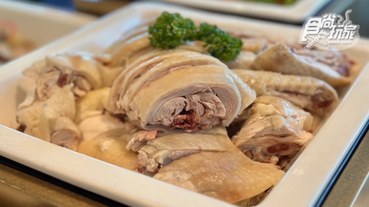 必吃「經典鹽焗雞」，神還原饗賓集團旗下「開飯」餐廳的招牌「流口水雞」。