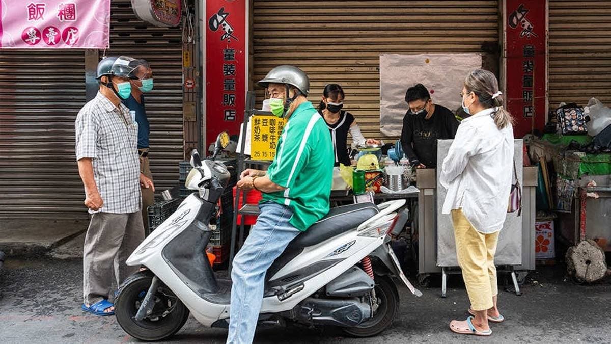 攤位隱身在莒光市場裡頭，攤位很低調，若不仔細看很容易錯過。（圖片來源：虎麗笑嗨嗨）