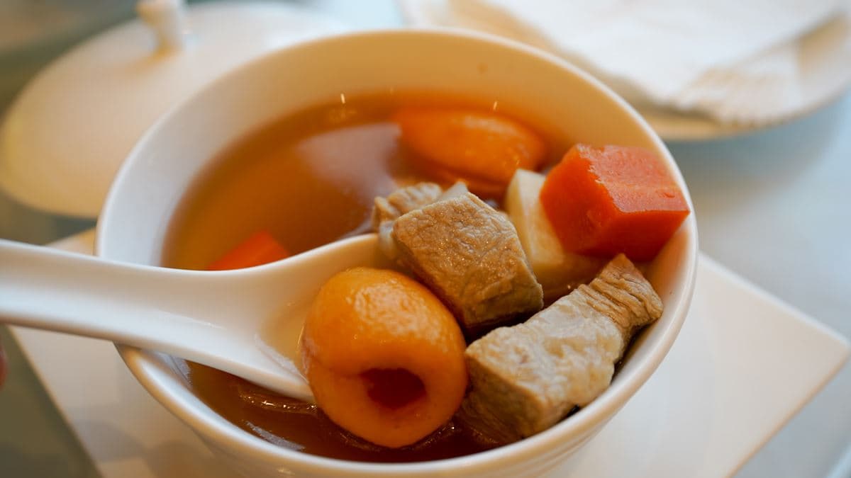 「川貝枇杷燉軟骨排」這道當季湯品太特別了，竟然可以看到湯裡有整顆枇杷。（圖片來源：猴子【東】遊記）