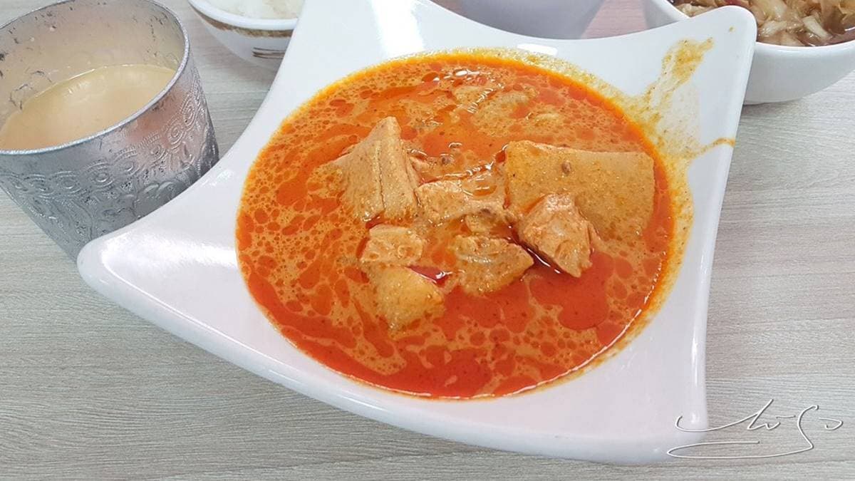 「咖哩雞」吃起來是滿滿的椰奶味，雞肉煮得非常軟嫩。（圖片來源：專業噗嚨共Miso吃走）