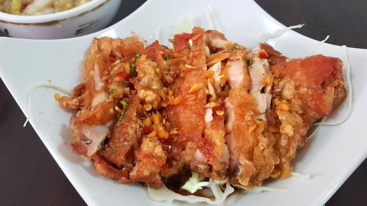 人氣最高的「椒麻雞」吃起來微甜微酸，雞肉好吃嫩口不乾柴。（圖片來源：專業噗嚨共Miso吃走）