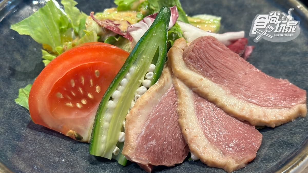 點套餐可以一次吃到７道料理，包含沙拉、前菜、湯品等，圖為「燻鴨胸胡麻沙拉」。
