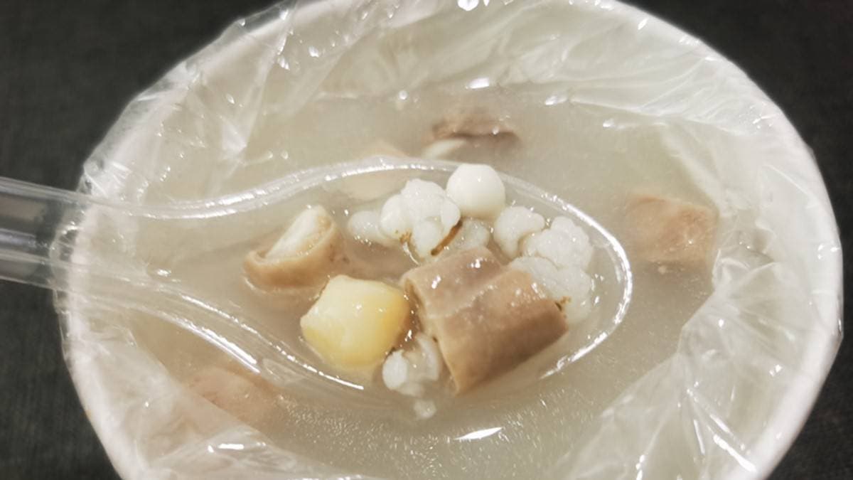 除了肉粽以外，餐點也有販售四神湯。（圖片來源：DARREN蘋果樹旅遊玩樂誌）