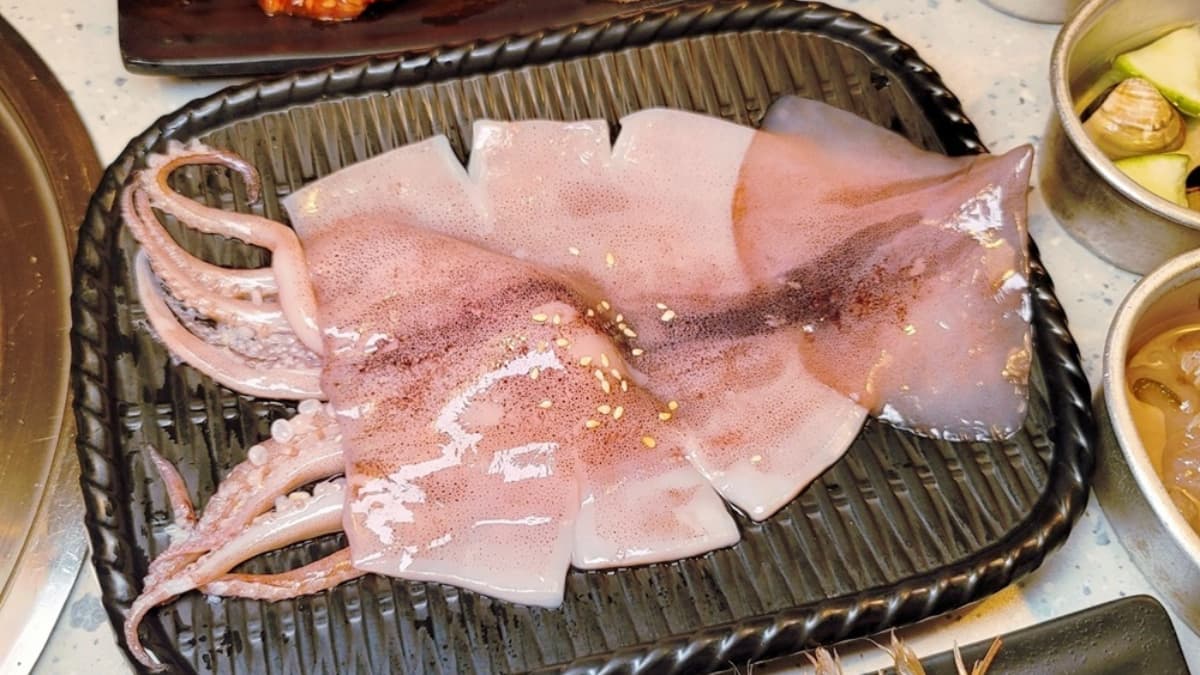 「超大鮮魷魚」Q脆香甜鮮味十足，吃完１隻一定會想再加點１隻！（圖片來源：小凉的美食小天地）