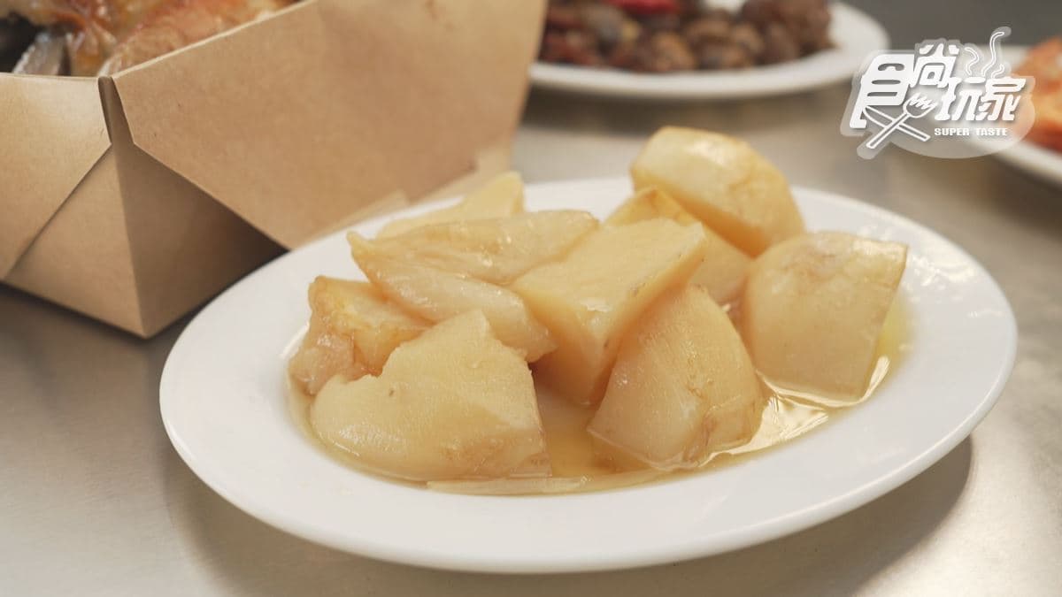 「雞油馬鈴薯」可以配雞肉一起吃，雞油味很濃。