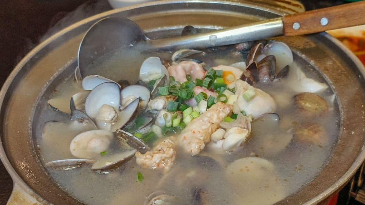 「蒜香蛤蜊鍋」分量夠大鍋，裡頭的蛤蜊也給很足，喝不夠還能加湯喔！（圖片來源：鄉民食堂）