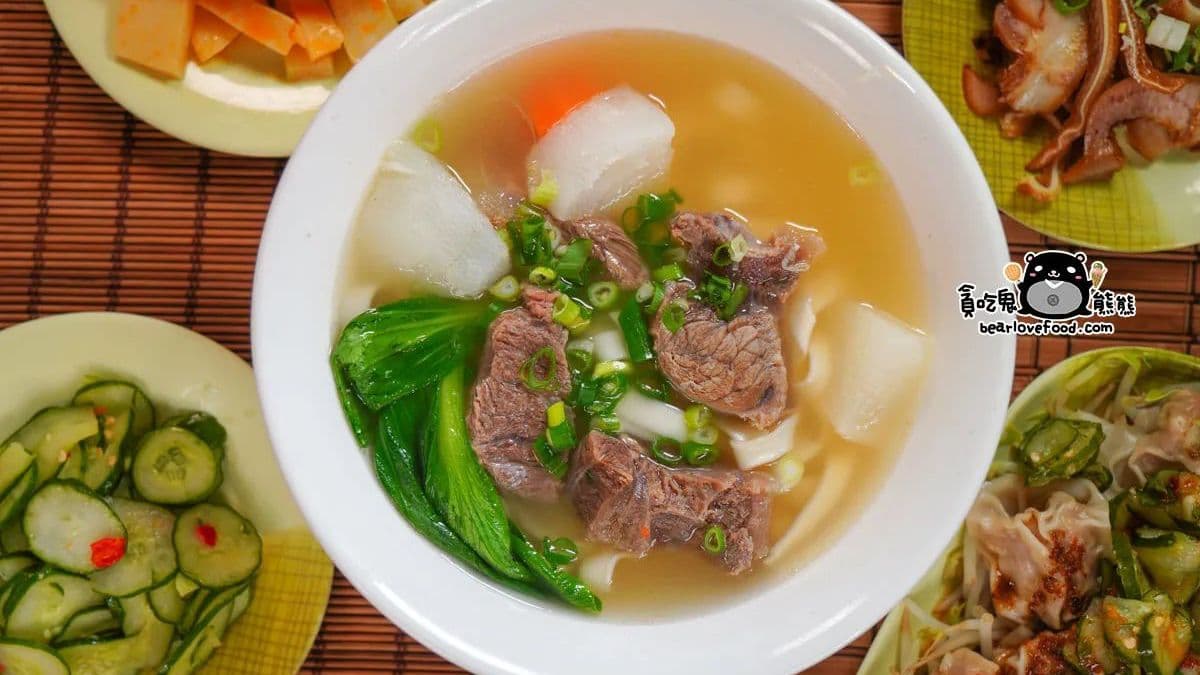 「功夫清燉」天然食材精燉的湯頭，喝得出自然的蔬菜甘甜，整碗喝完也完全不口渴。（圖片來源：貪吃鬼熊熊）