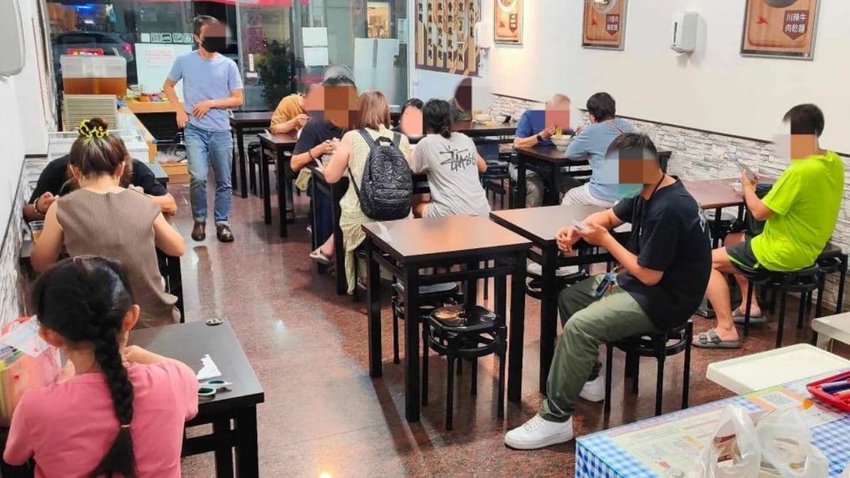 店面位於自由黃昏市場對面、瀚林文化廣場自由店旁邊。（圖片來源：貪吃鬼熊熊）