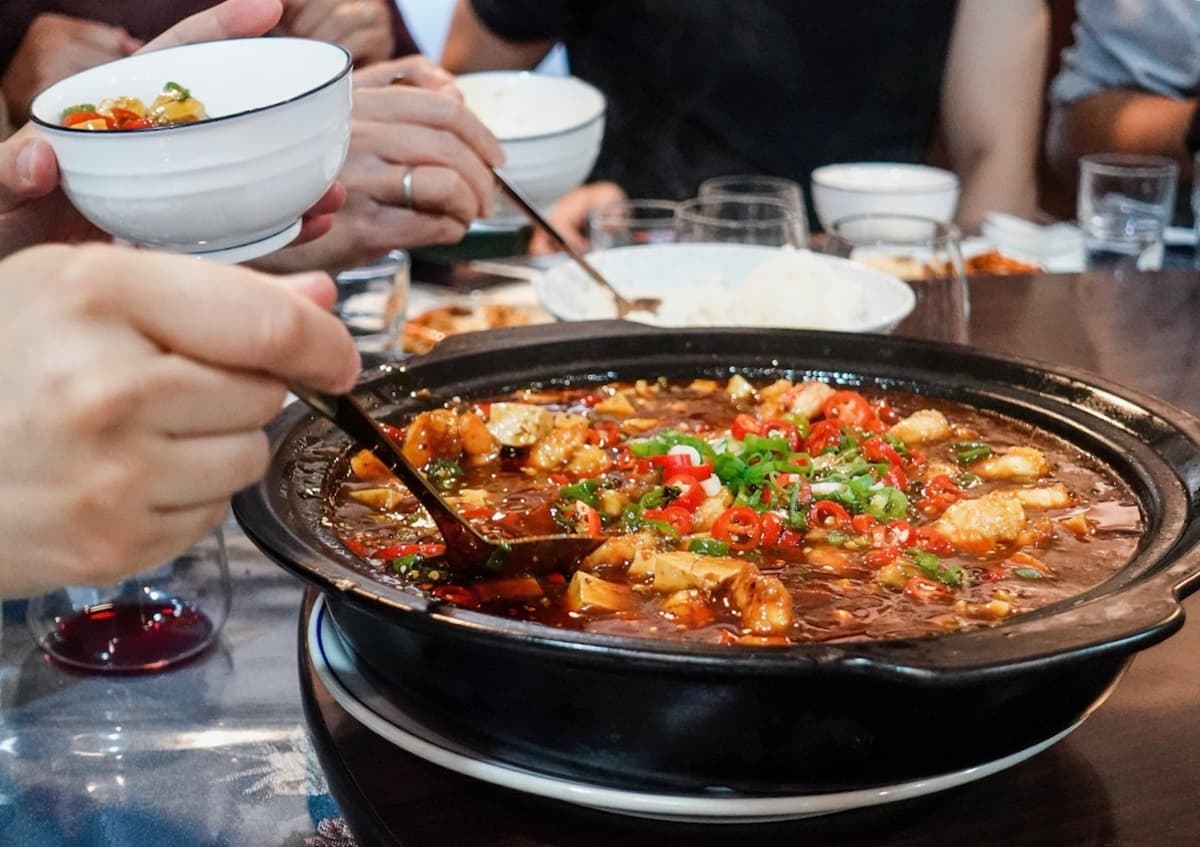 「麻婆蝦仁豆腐」口感辣多於麻，很下飯。（圖片來源：娜姐 FOODELICIOUS）