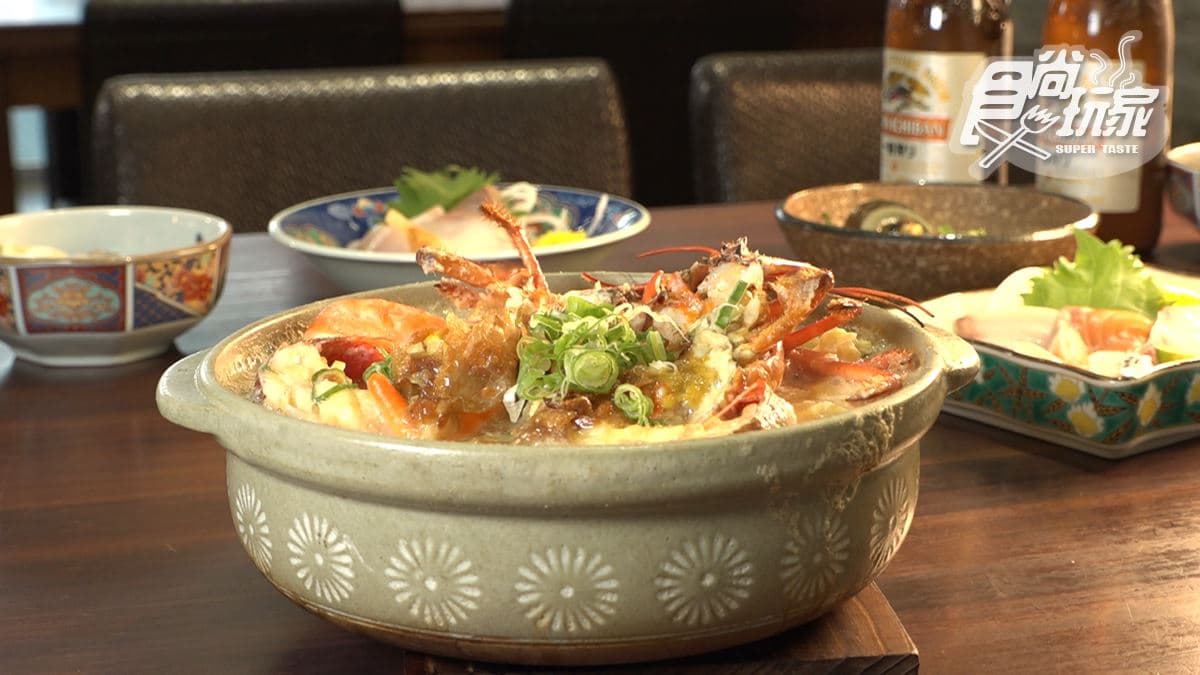 「龍蝦粥」搭配油蔥酥和蝦膏，味道鮮美，料多且豐富。