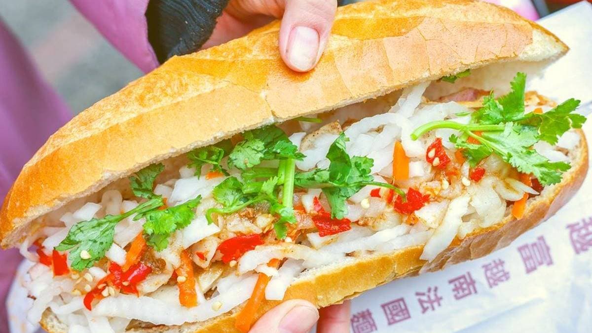 初訪推薦必吃人氣第一名、配料最豐富的「招牌綜合夾心麵包」。（圖片來源：陳小可的吃喝玩樂）