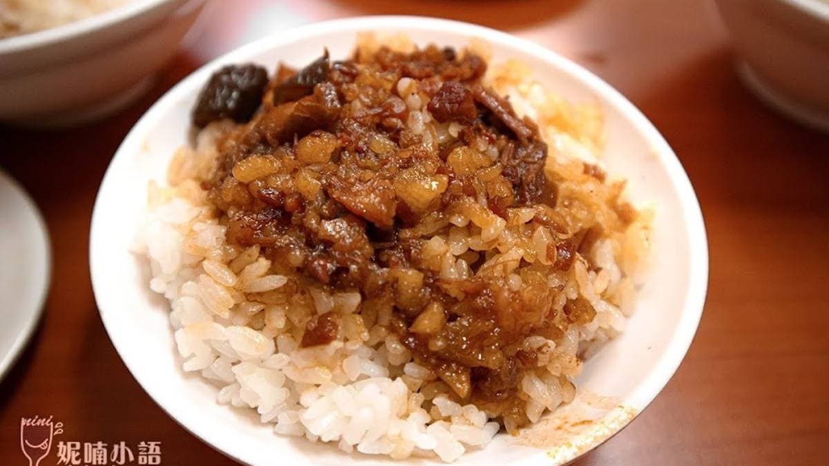 「魯肉飯」肉醬質地黏稠濃郁如泥，能感受到膠質化入口中。（圖片來源：NICO&妮喃小語）