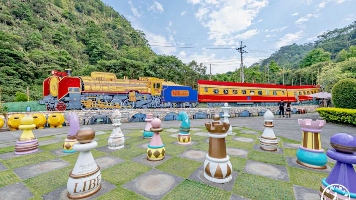西洋棋盤後方還有豪華馬車、復古蒸汽火車等裝置，可以拍照拍不停。（圖片來源：桃桃's旅人手札）