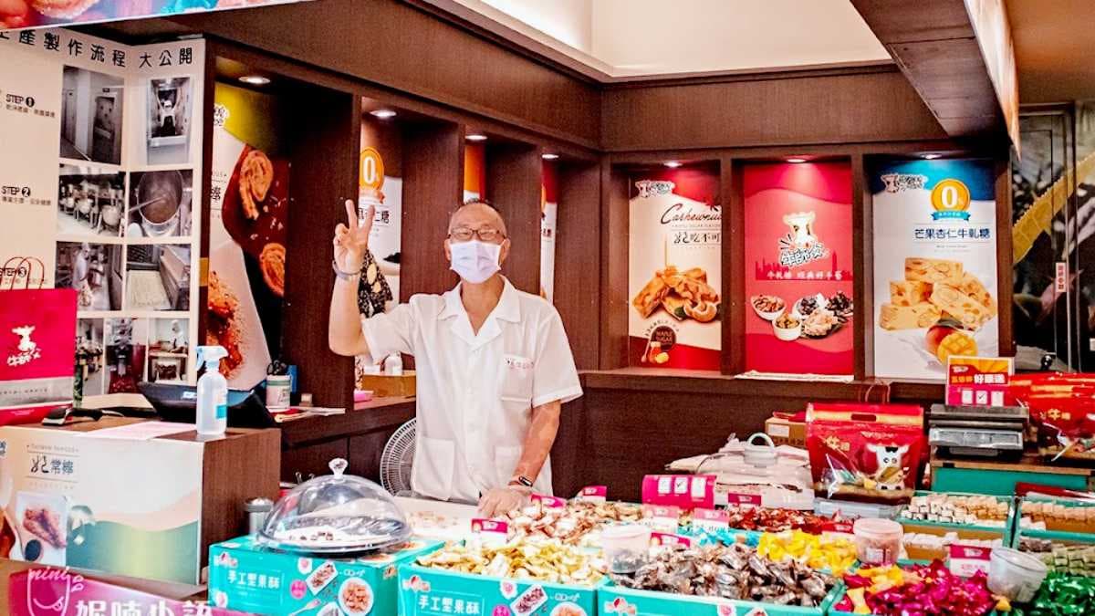 館內伴手禮店販售各種牛軋糖、餅乾與現烤點心。（圖片來源：NICO&妮喃小語）