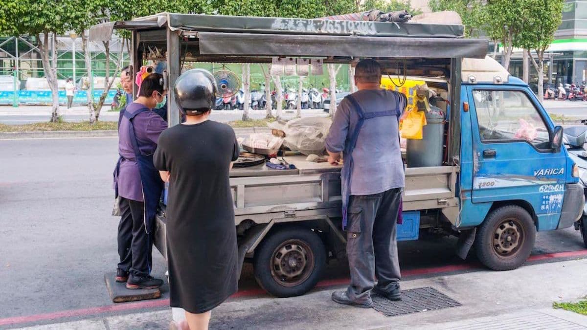 攤車停在三重興德路上，在中興北街和光復路中間路段，鄰近頂崁工業區。（圖片來源：算命的說我很愛吃）