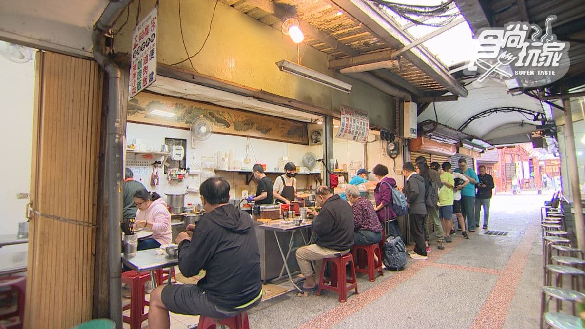 「台灣古早味-正宗阿偉咖哩飯」位在台北市萬華區。