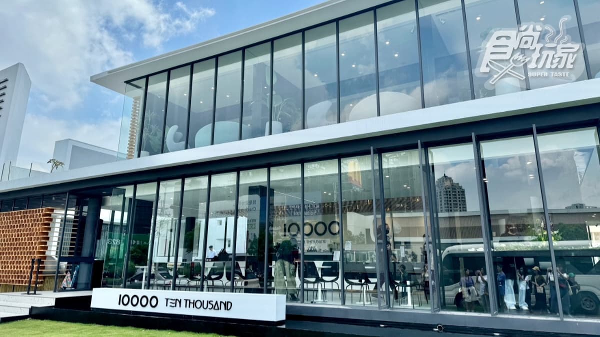 「Ten Thousand Coffee」台中城市概念店，外觀就像白色別墅度假村。