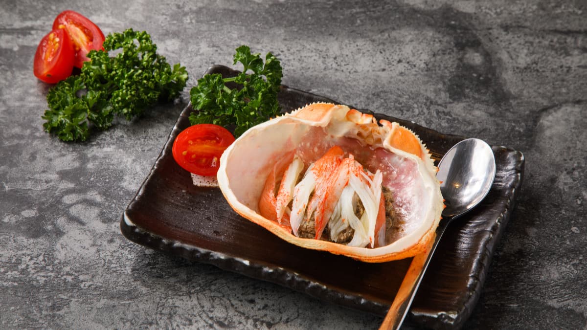 「蟹味噌甲羅燒」是胡同燒肉的人氣海鮮料理。（圖片來源：胡同燒肉）