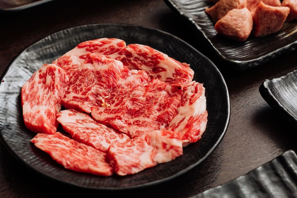 【獨家】胡同燒肉「和牛牛舌買一送一」！插旗微風信義，消費滿2000送2000