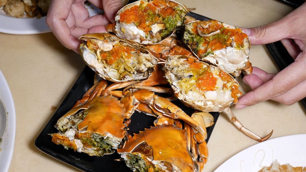 「炭烤紅蟳」切開斷面能看得到滿滿的蟹膏或蟹卵。（圖片來源：台南美食地圖）