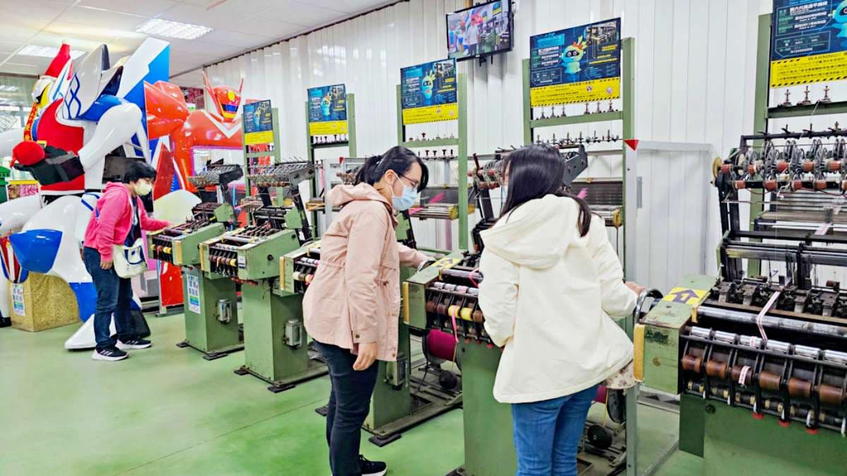 織造機體驗區可以手動織出緞帶。（圖片來源：菓子の幸福週記）