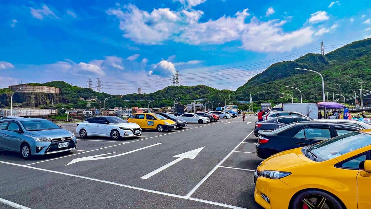 外木山海興游泳池備有免費停車場，停車場旁邊是廁所。（圖片來源：大手牽小手。玩樂趣）