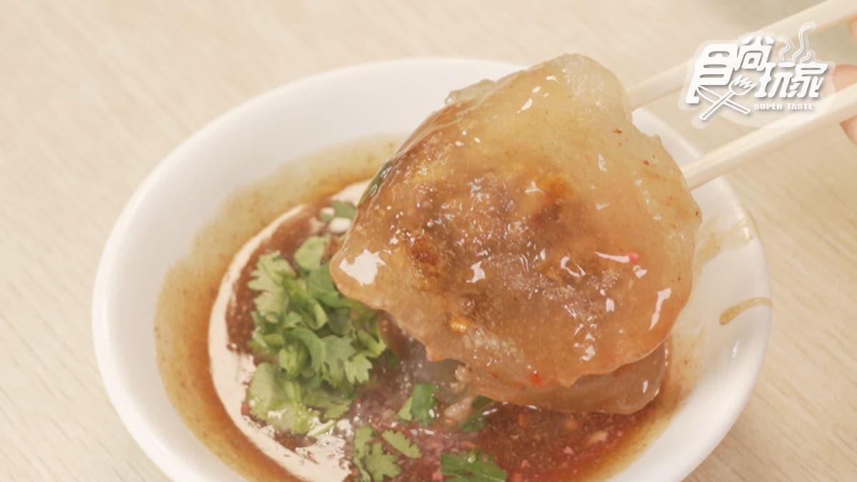 肉圓算是厚皮的路線，外皮以純甘藷粉製作，再使用豬油香煎。