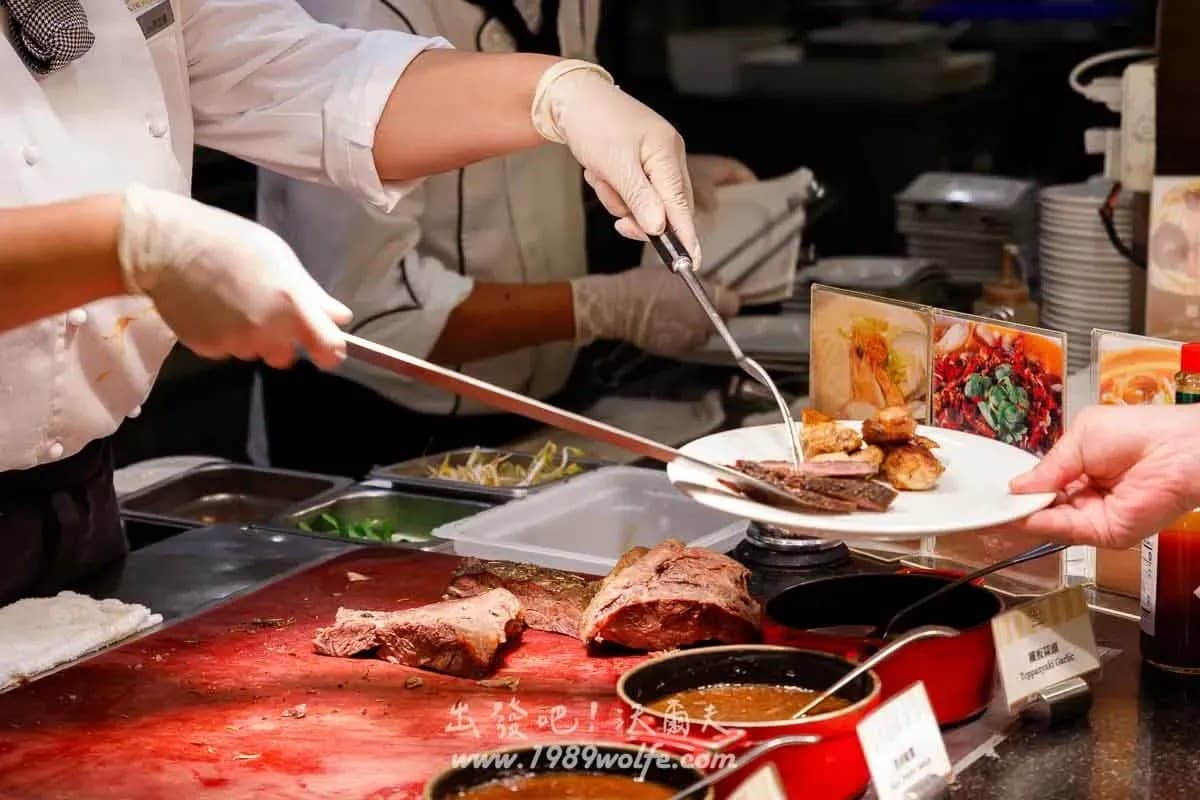 生魚片、牛排、烤鴨吃到飽！台中老饕最愛「地下室Buffet」，還有啤酒紅酒暢飲