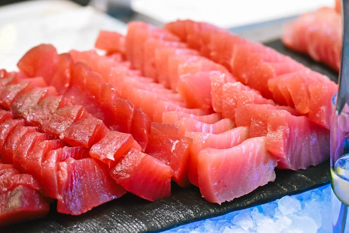 生魚片、牛排、烤鴨吃到飽！台中老饕最愛「地下室Buffet」，還有啤酒紅酒暢飲