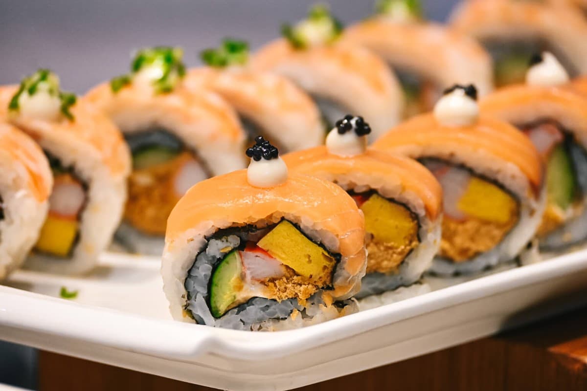 生魚片、牛排、烤鴨吃到飽！台中老饕最愛「地下室Buffet」，還有啤酒紅酒暢飲