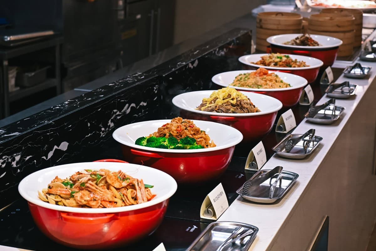 生魚片、牛排、烤鴨吃到飽！台中老饕最愛「地下室Buffet」，還有啤酒紅酒暢飲
