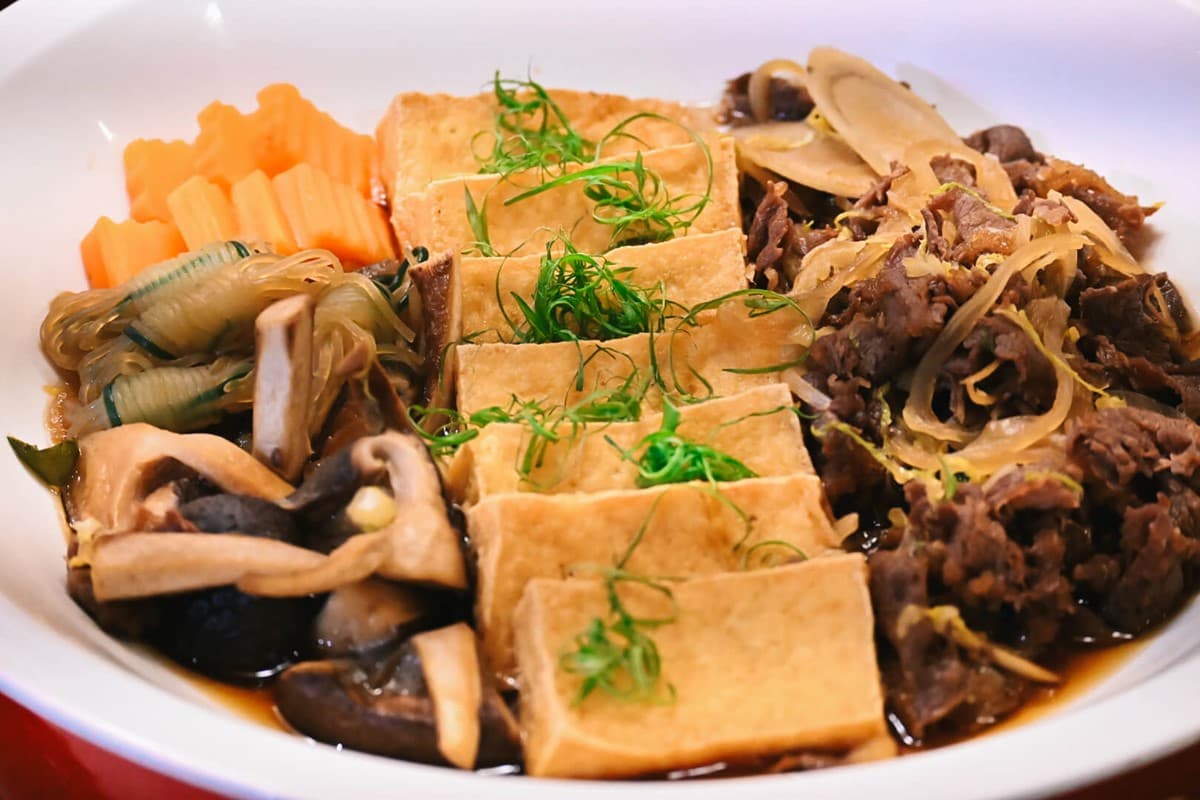 生魚片、牛排、烤鴨吃到飽！台中老饕最愛「地下室Buffet」，還有啤酒紅酒暢飲