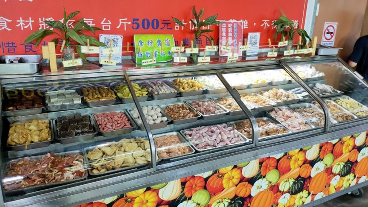 農場提供火鍋＋烤肉吃到飽，每人490元，自助取餐區的食材選擇超多。（圖片來源：大口老師的走跳學堂!）