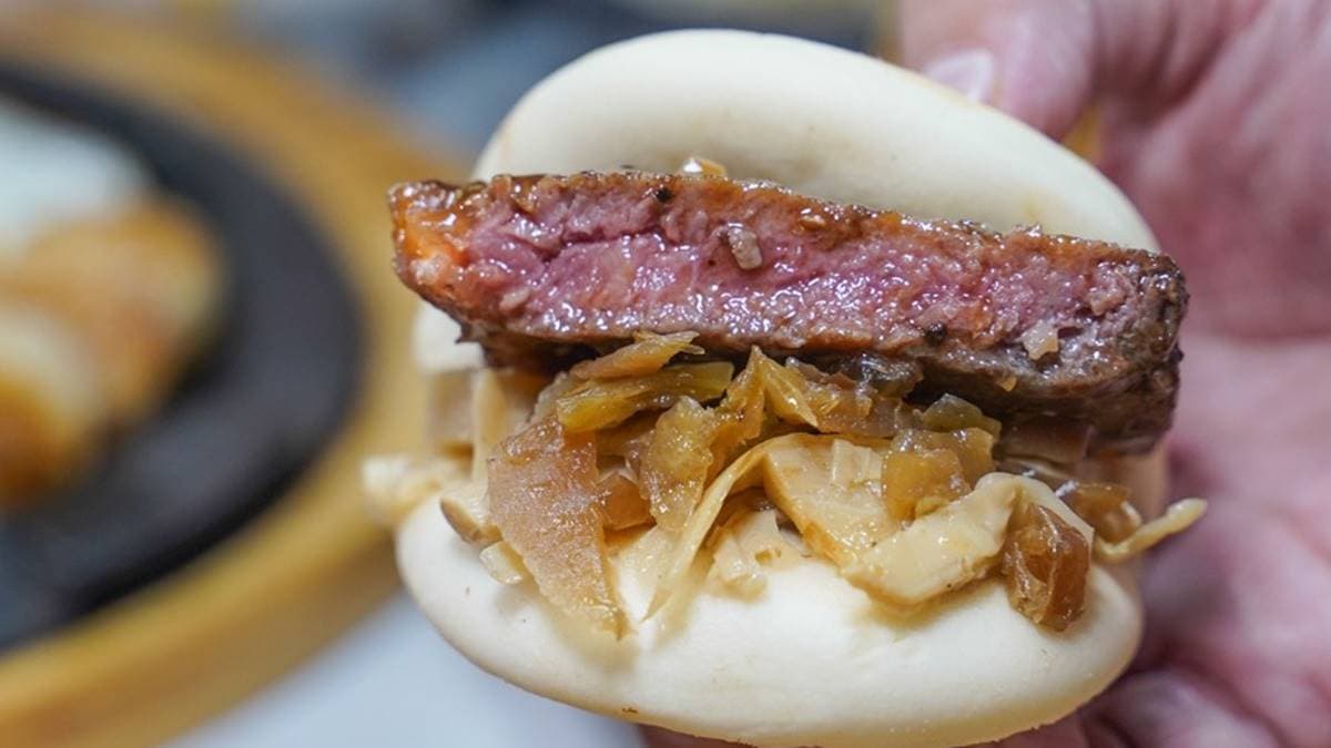 熟食區有刈包可以夾牛排，也有提供酸菜、古早味筍乾、花生粉可搭配。（圖片來源：跟著尼力吃喝玩樂）