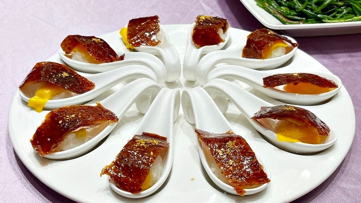 「脆皮鴨壽司」可一次享受不油膩的脆皮及嫩肉。（圖片來源：桃紅小姐的抖擻生活）