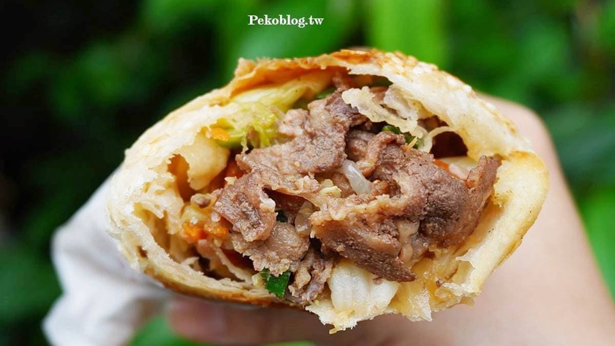 燒餅特色在於包入蒙古烤肉，燒餅香酥，肉餡鹹香多汁。（圖片來源：PEKOのSimple Life）