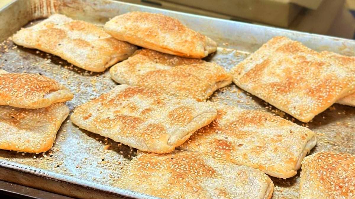 燒餅都是手工製作，中間會剪開夾入餡料。（圖片來源：跟著Donna一起吃喝玩樂）
