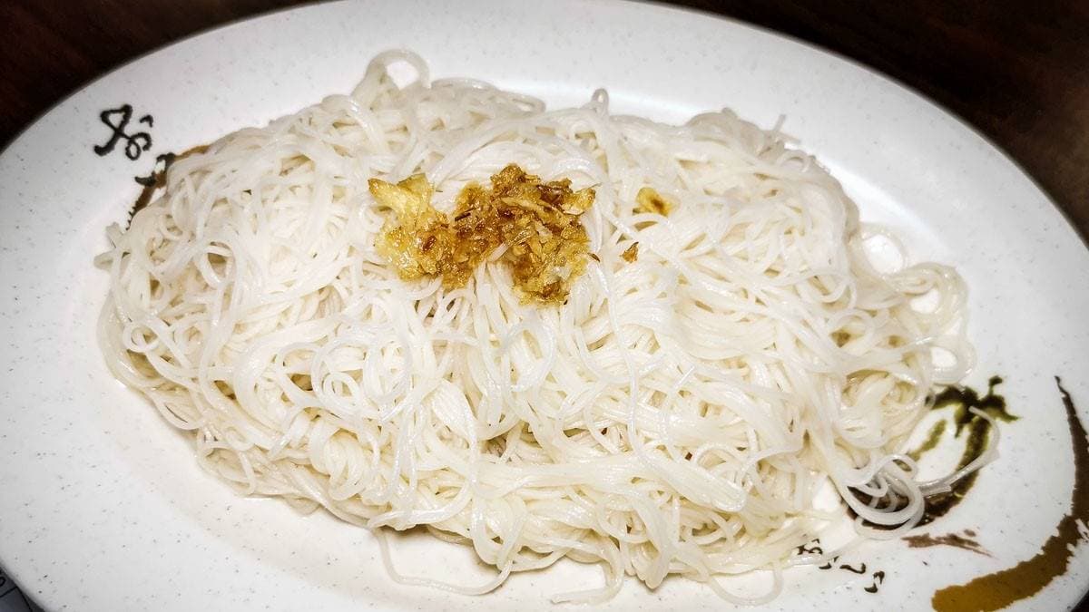 「羊油麵線」看似樸實無華，淋上自家製作的羊油、油蔥酥無敵唰嘴！（圖片來源：阿綿吃FUN最大）