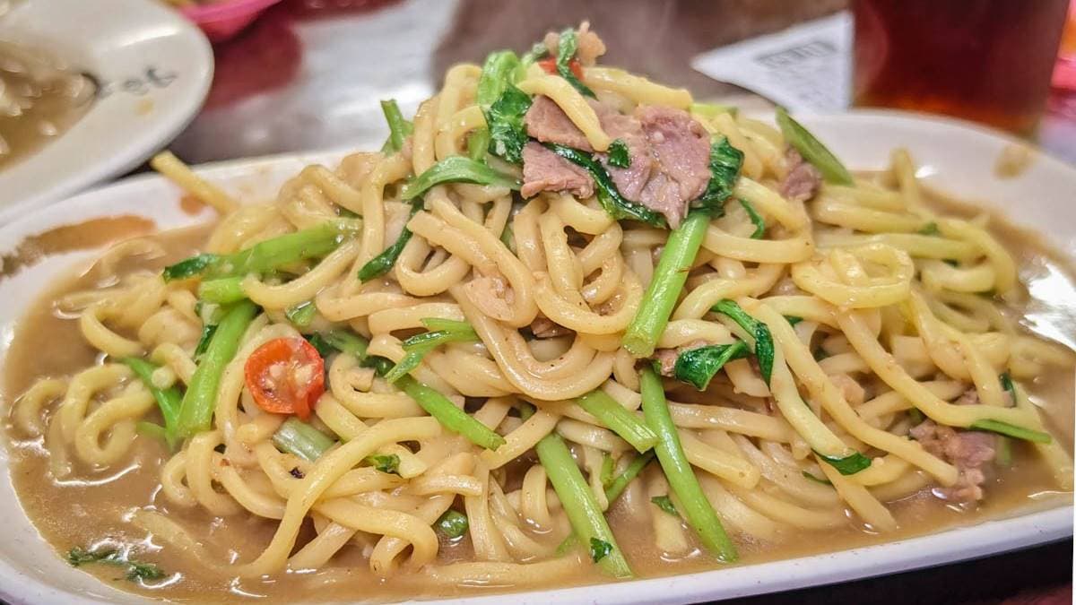 招牌「羊肉炒麵」堆得像小山一樣多，分量十足、CP值高。（圖片來源：阿綿吃FUN最大）