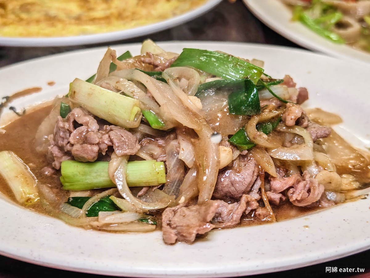 桃園人激推「平價炒羊肉」!爆量羊肉炒麵、燴飯百元有找,路邊攤賣到開店面 桃園人激推「平價炒羊肉」!爆量羊肉炒麵、燴飯百元有找,路邊攤賣到開店面