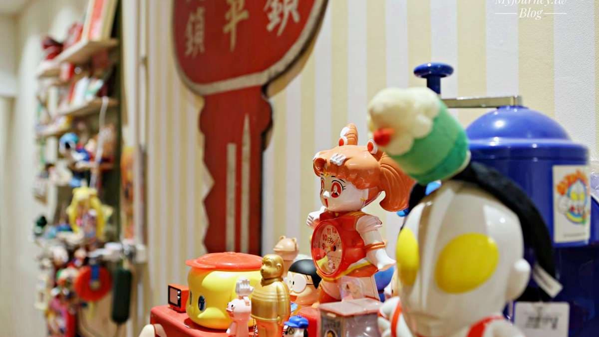 櫃子上有各種復古風的公仔、布偶、玩具，一整個可愛爆擊！（圖片來源：可大王愛旅行）