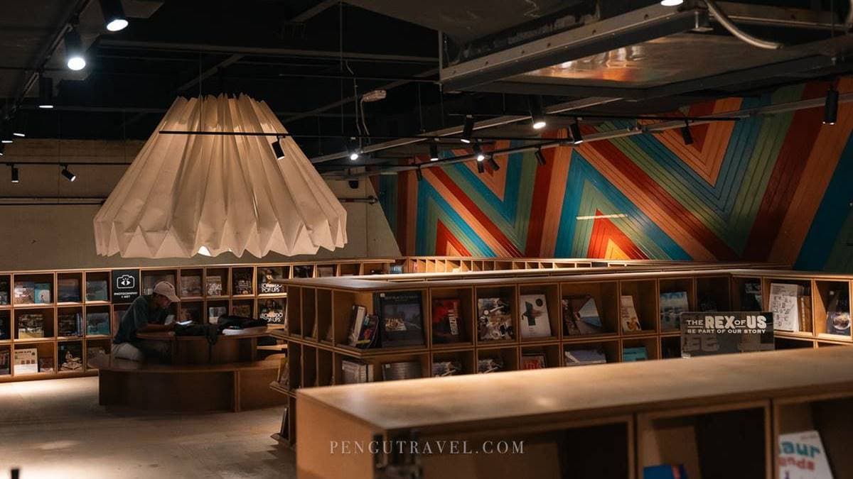 ２樓書店書牆的彩虹色調也能看出陳列用心。（圖片來源：Pengu Travel）
