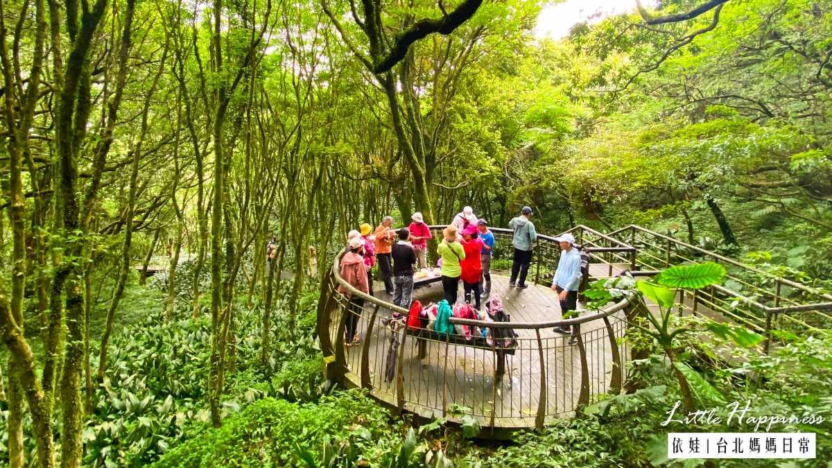 山友們可以在圓形休憩台休息，有椅子很方便。（圖片來源：依娃旅行小確幸）