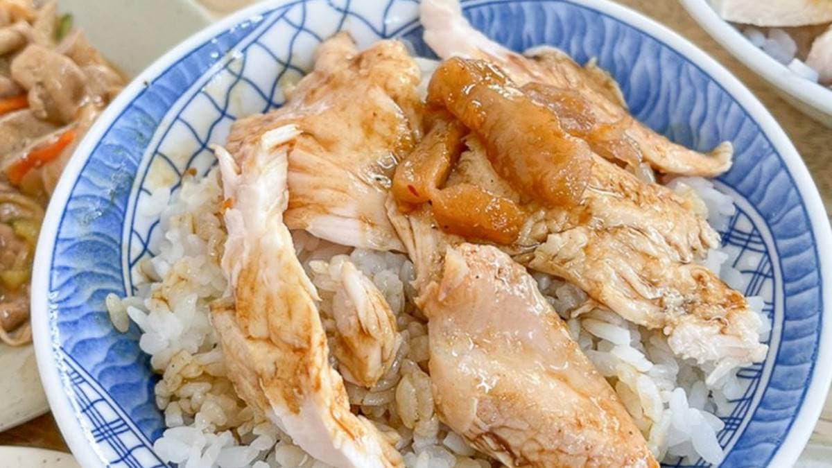 招牌必點的「火雞肉片飯」，特色在於它是淋上雞油＋醬油的火雞肉飯的門派。（圖片來源：跟著尼力吃喝玩樂）