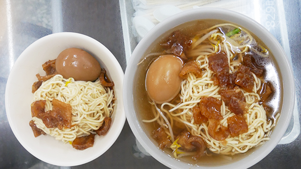 椪皮麵可以選擇做成乾麵或湯麵，搭配大分量的麵條，非常有飽足感。（圖片來源：829吃喝玩樂開箱趣）