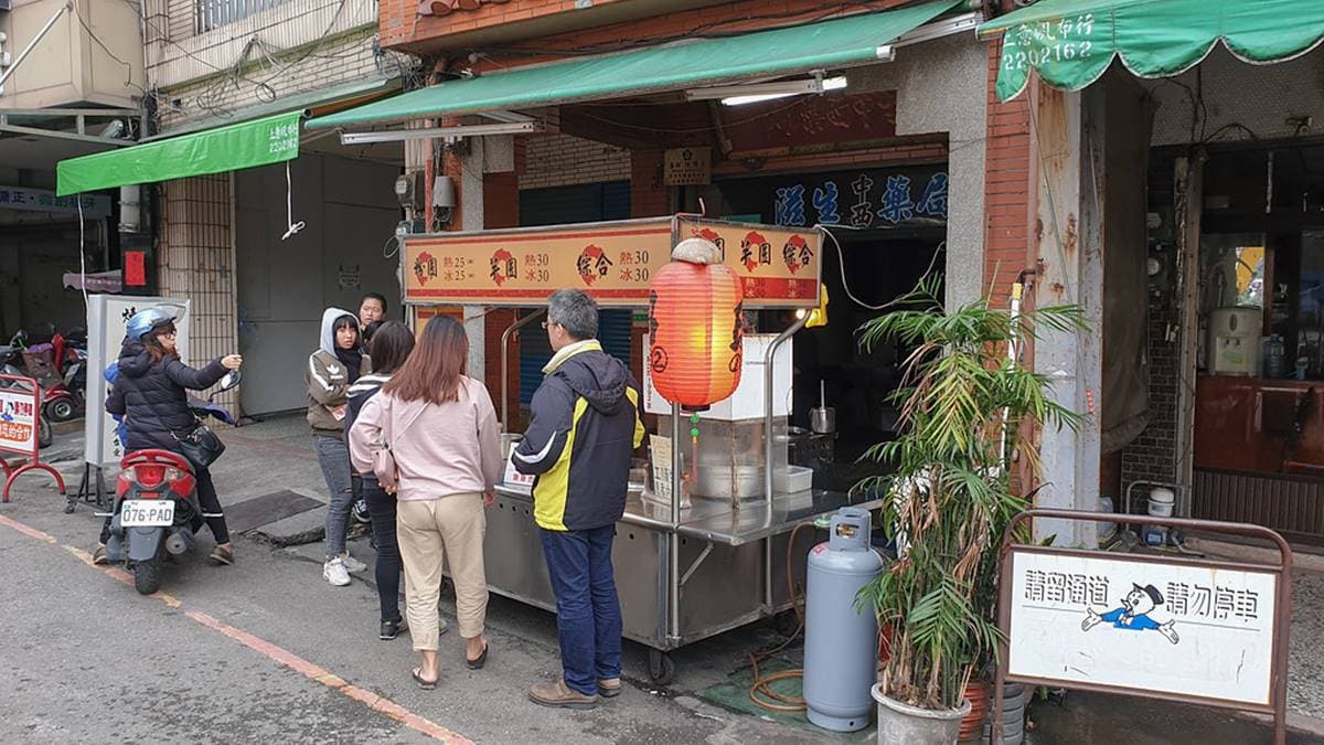 「民雄照記芋圓」是民雄在地相當知名的必吃美食之一，賣了超過30年歷史。（圖片來源：那倆人✈玩樂人生）