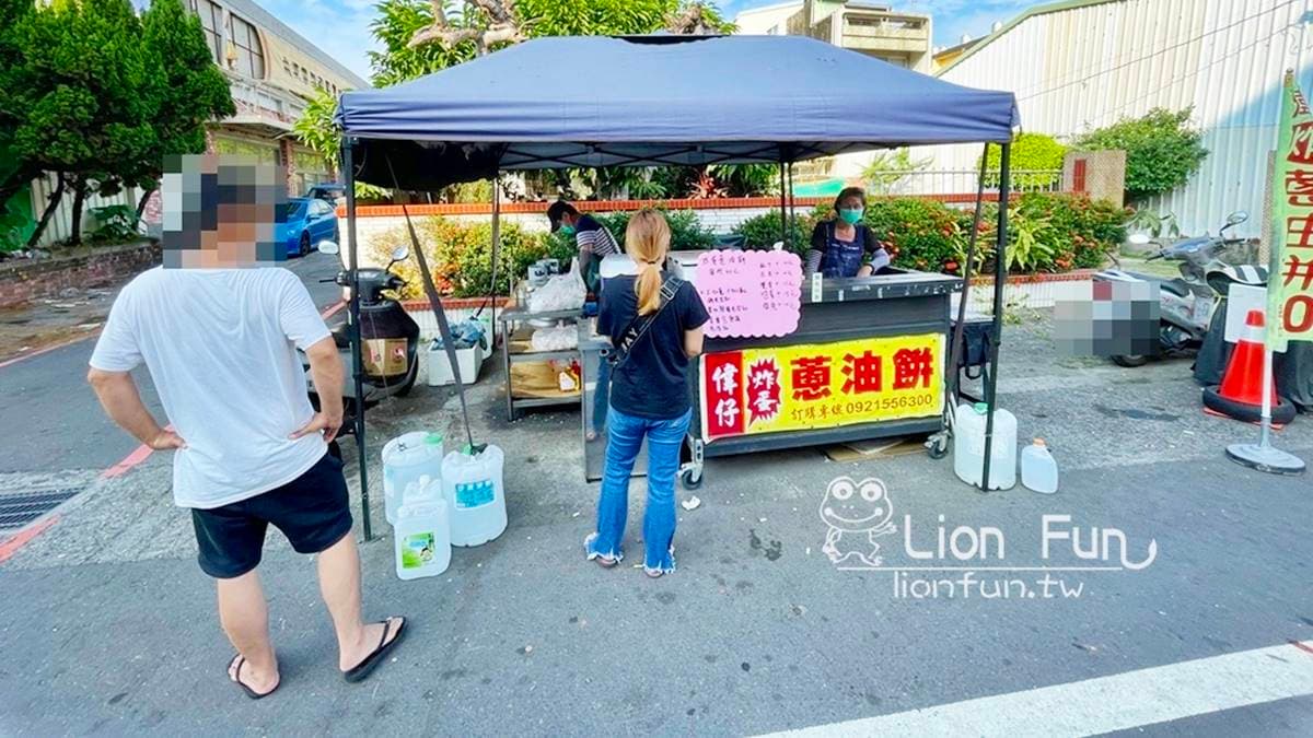 「偉仔炸蛋蔥油餅」是在地人很愛的下午茶小吃。（圖片來源：Lion Fun）