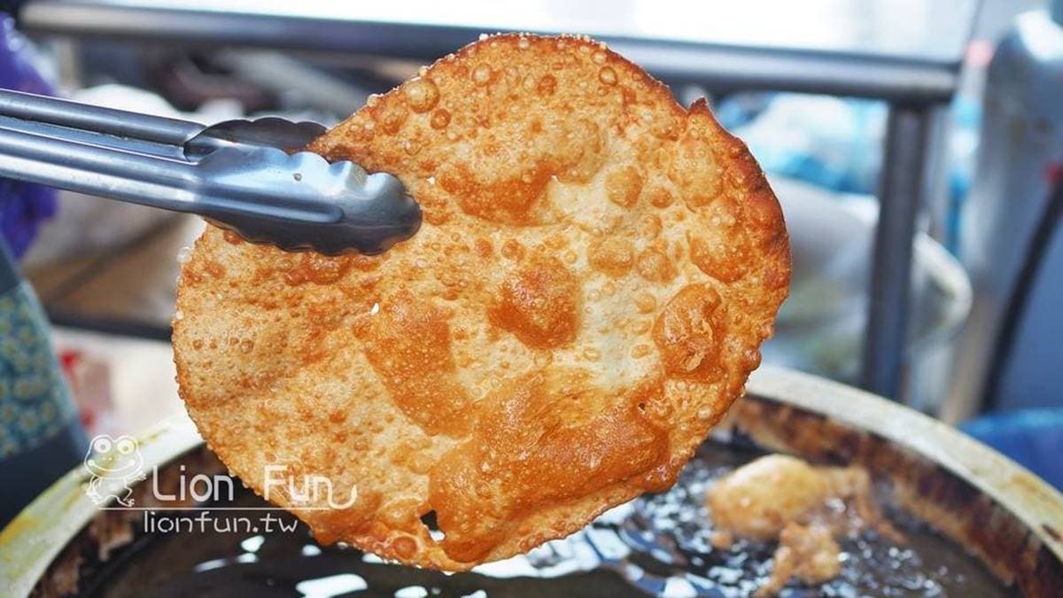 現炸的蔥油餅酥而不油，有加玉米、起司、柴魚、泡菜、雙蛋等選項。（圖片來源：Lion Fun）