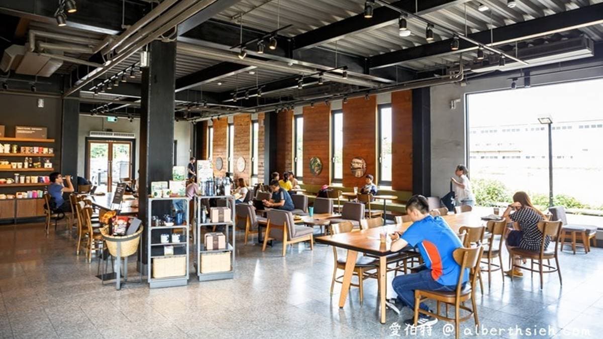 店內環境很寬敞舒適，使用黑色沉穩色調與大量木材元素建造。（圖片來源：愛伯特吃喝玩樂全記錄）